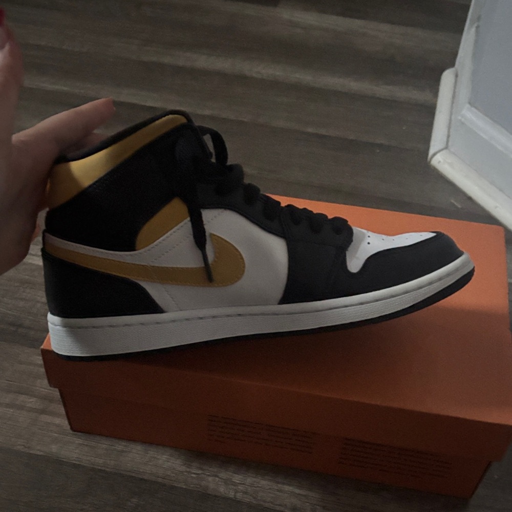 Nike Men's Black, White, and Gold Sneakers